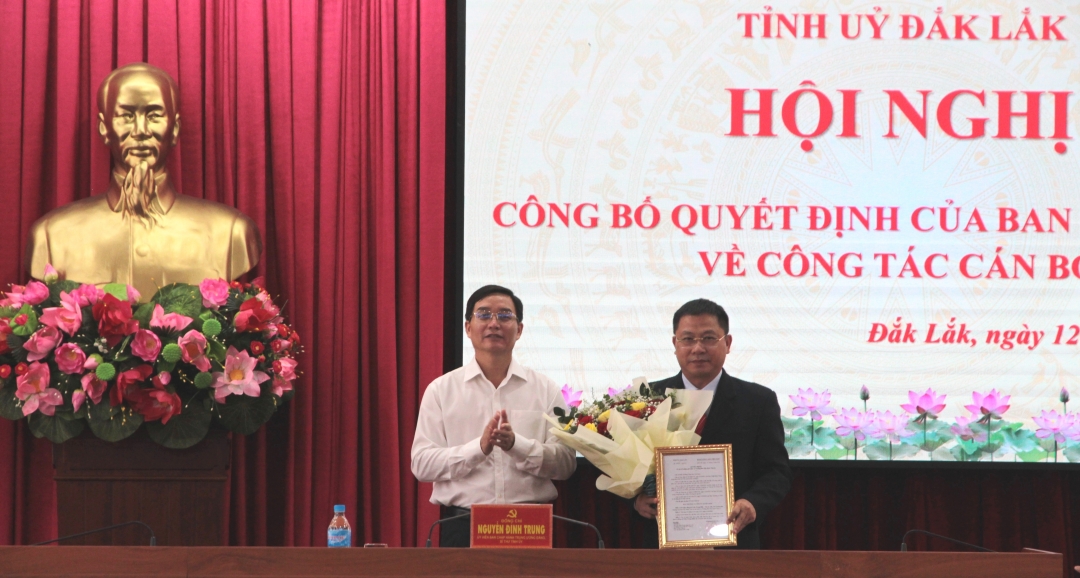 Ủy viên Trung ương Đảng, Bí thư Tỉnh ủy Nguyễn Đình Trung trao quyết định cho đồng chí Trần Trung Hiển.