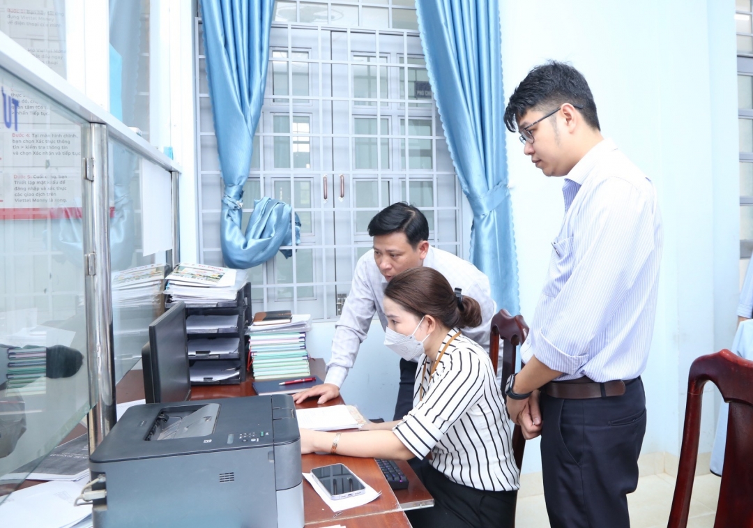 Thành viên Đoàn kiểm tra CCHC kiểm tra tại UBND xã Hòa Phú.