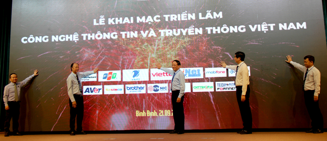 Chủ tịch UBND tỉnh Bình Định Phạm Anh Tuấn (thứ ba bên phải), cùng lãnh đạo Hội Tin học Việt Nam, Cục Công nghiệp CNTT (Bộ TT&TT) ấn nút khai mạc Triển lãm. 