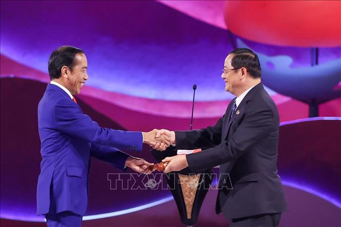ổng thống Indonesia Joko Widodo chuyển giao chức Chủ tịch ASEAN luân phiên cho Lào, chiều 7/9. Ảnh: TTXVN