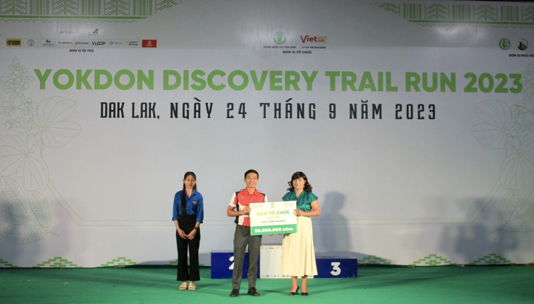 Đại diện trao 60 triệu đồng cho Hiệu trưởng trường Tiểu học Nguyễn Thị Minh Khai.