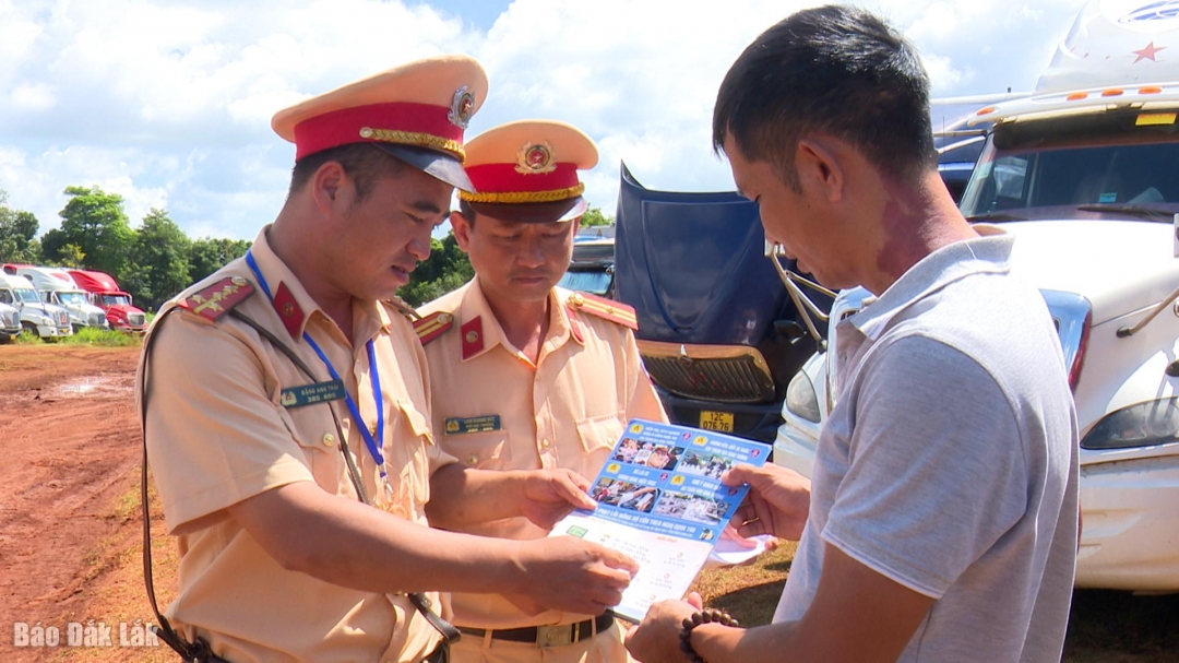 Cán bộ CSGT, Công an huyện Krông Pắc tuyên truyền pháp luật về trật tự an toàn giao thông cho lái xe container thu mua