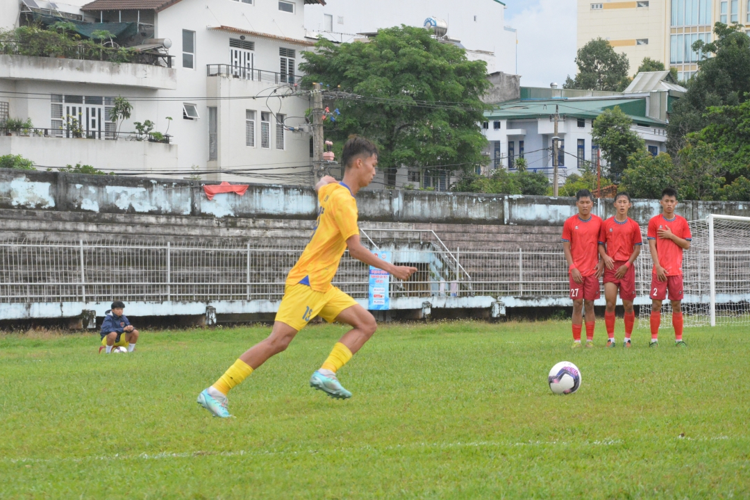 Một pha đá phạt của Văn Tiến-cầu thủ ghi đến 4 bàn trong một trận thắng.