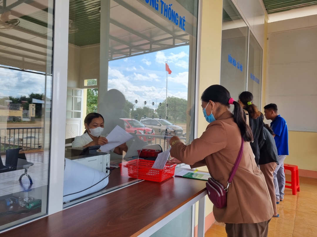 Giải quyết thủ tục hành chính cho người dân tại Bộ phận Tiếp nhận và trả kết quả UBND xã Ea Ktur (huyện Cư Kuin).