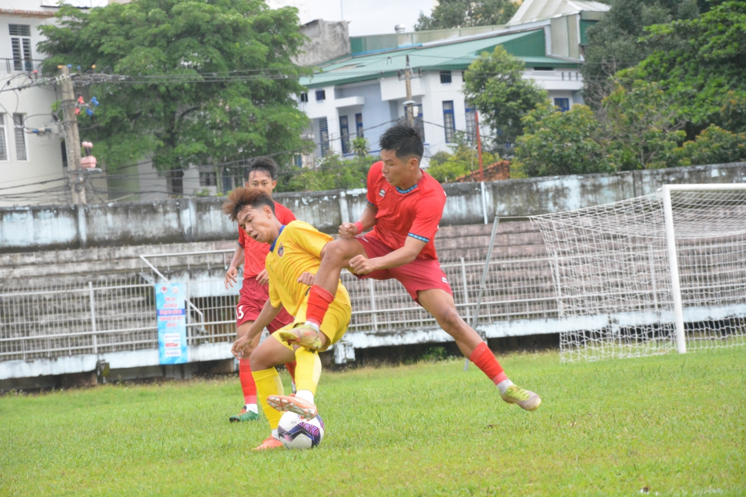 Pha cản phá bóng quyết liệt của cầu thủ đội khách áo đỏ Gama Vĩnh  Phúc.