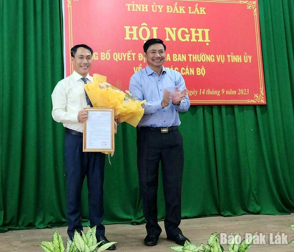 Đồng chí Nguyễn Ngọc Hoàng nhận Quyết định và hoa chúc mừng.
