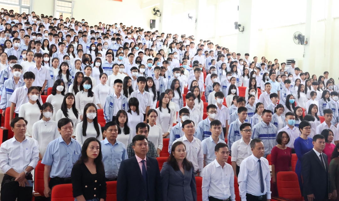 Thầy, trò Trường THPT Chuyên Nguyễn Du tham dự Lễ Khai giảng