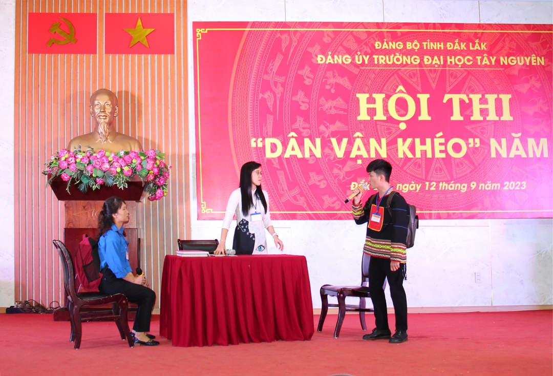 Một tình huống được đội thi đặt ra về mối quan hệ, ứng xử giữa giảng viên và sinh viên.