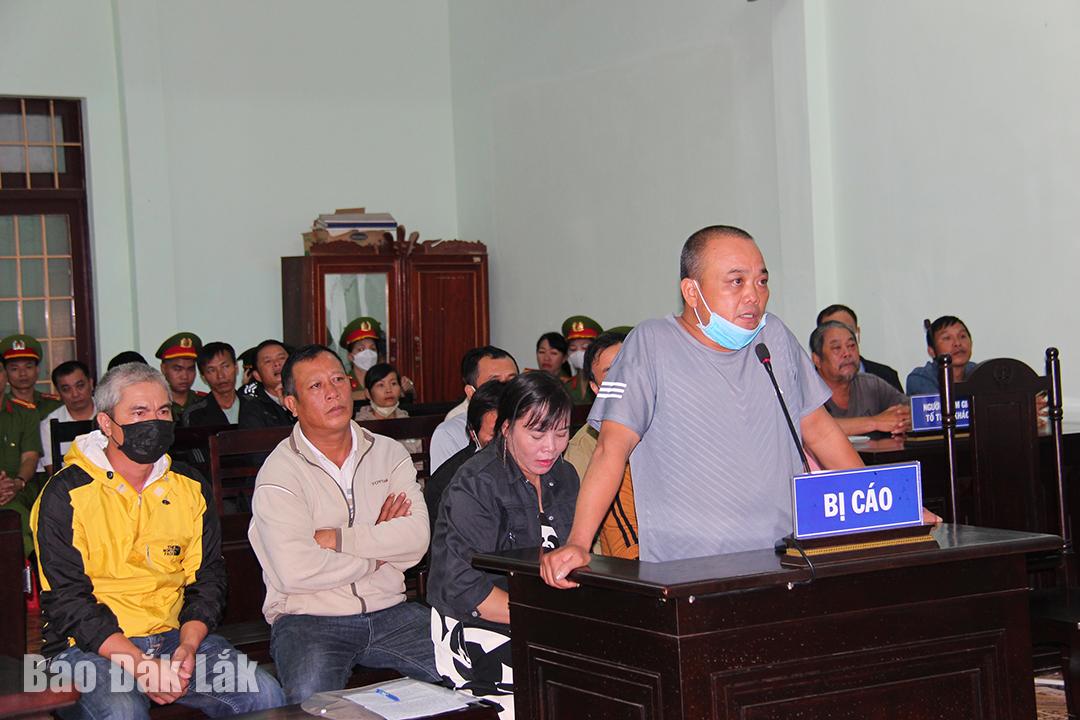 Bị cáo Nguyễn Thành Giang trả lời các câu hỏi của Hội đồng xét xử.