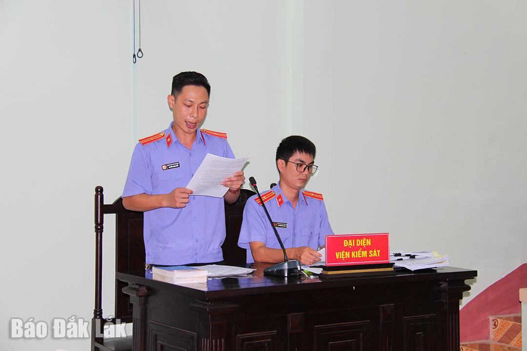 Đại diện Viện Kiểm sát nhân dân huyện Krông Pắc đọc bản cáo trạng tại tòa.