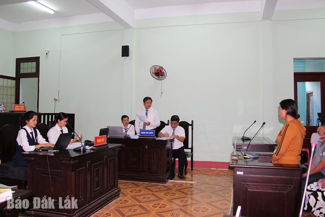 Luật sư đặt câu hỏi đối với bị cáo Dương Thị Thủy.