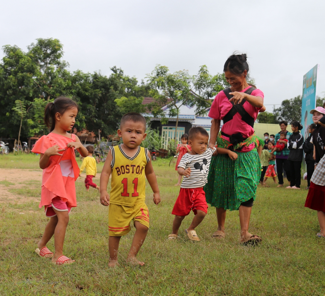 Phụ huynh đưa con em đến chơi trung thu từ rất sớm