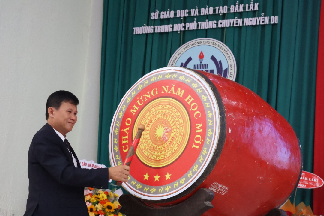 Hiệu trưởng Trường THPT Chuyên Nguyễn Du Nguyễn Đăng Bồng đánh trống khai giảng tại buổi lễ