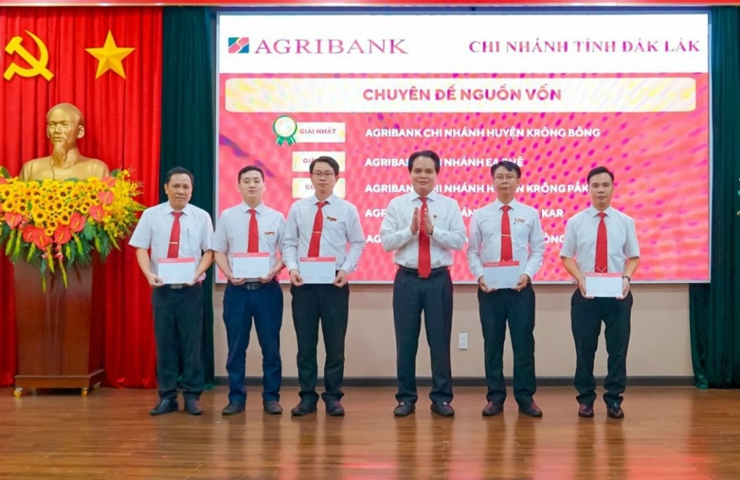 Lãnh đạo Agribank Đắk Lắk trao thưởng cho các đơn vị có thành tích xuất sắc trong công tác huy động vốn
