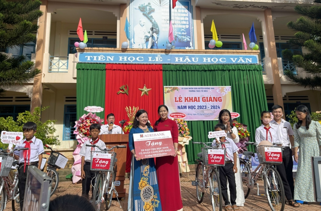Agirbank Đắk Lắk tặng xe đạp cho học sinh có hoàn cảnh khó khăn tại Trường THCS Tô Hiệu (huyên Krông Ana).