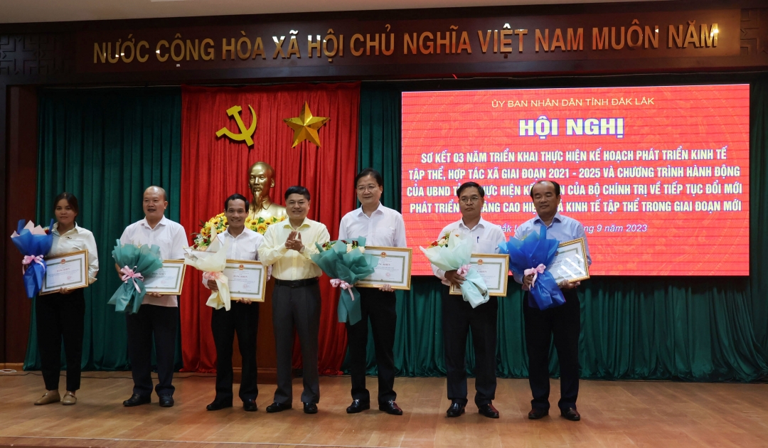 Phó Bí thư Thường trực Tỉnh ủy Phạm Minh Tấn trao Bằng khen của UBND tỉnh tặng các tập thể có thành tích xuất sắc trong hỗ trợ, phát triển KTTT, HTX giai đoạn 2021 - 2023.