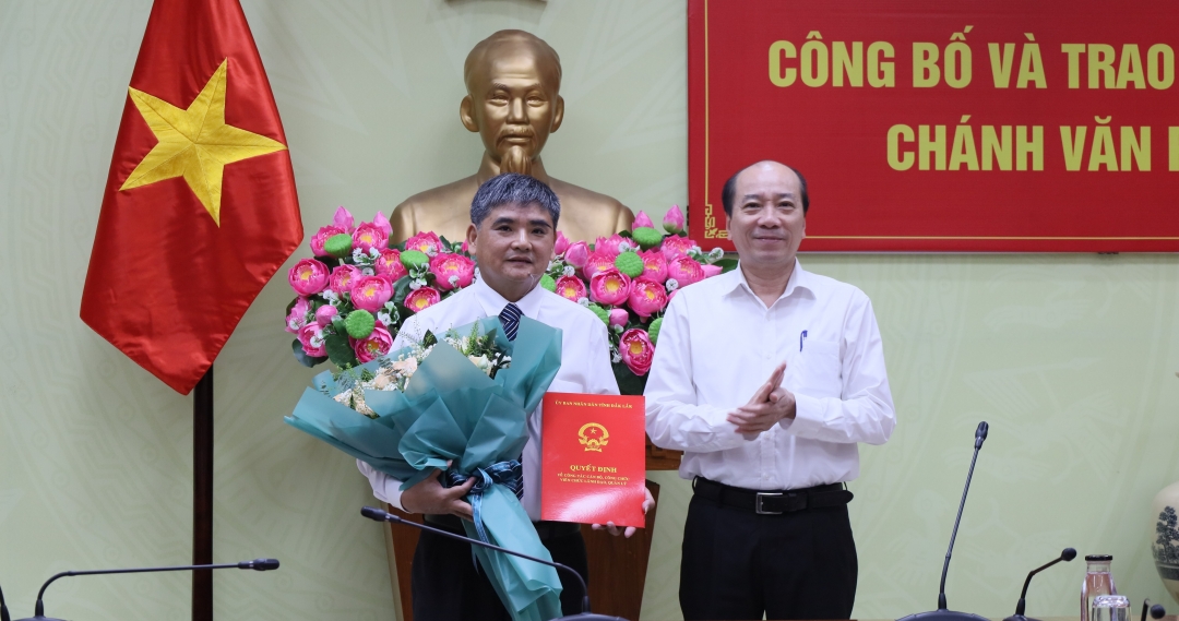 Chủ tịch UBND tỉnh Phạm Ngọc Nghị trao Quyết định cho ông Nguyễn Đức Vinh