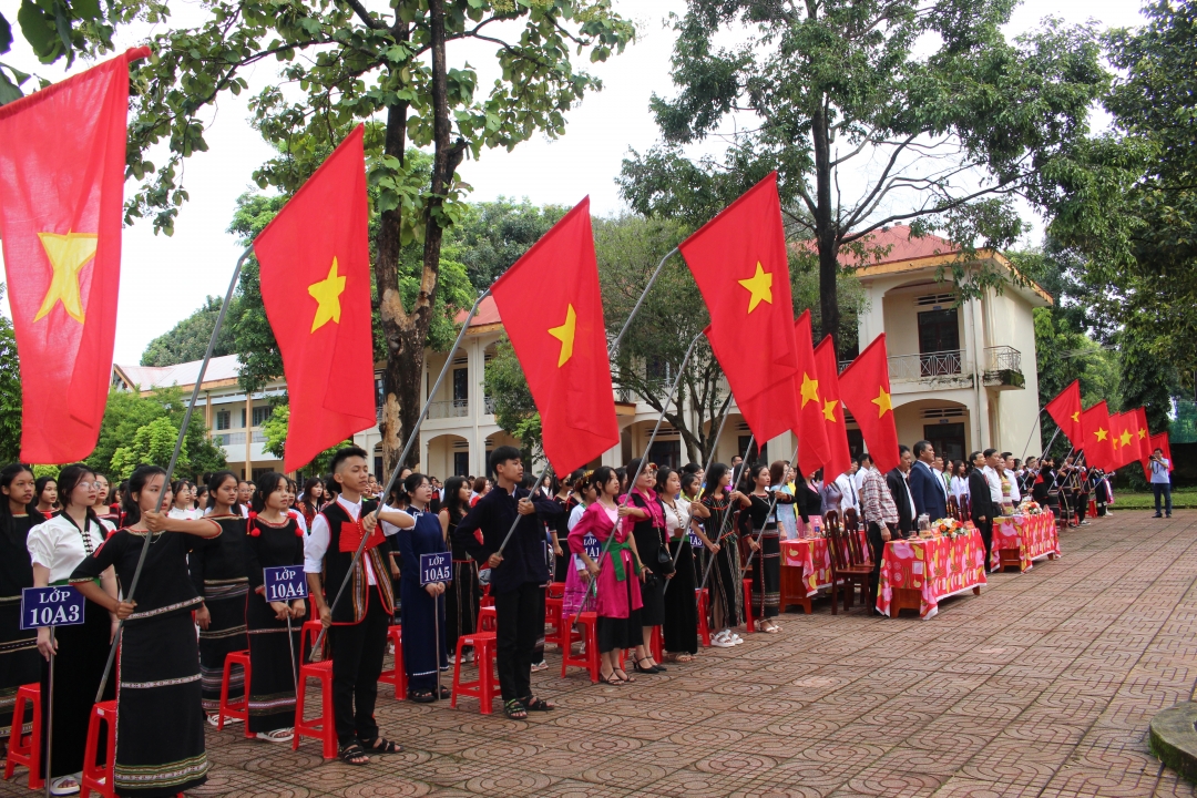 Quang cảnh buổi Lễ Khai giảng năm học mới tại trường THPT dân tộc nội trú NTrang Lơng.