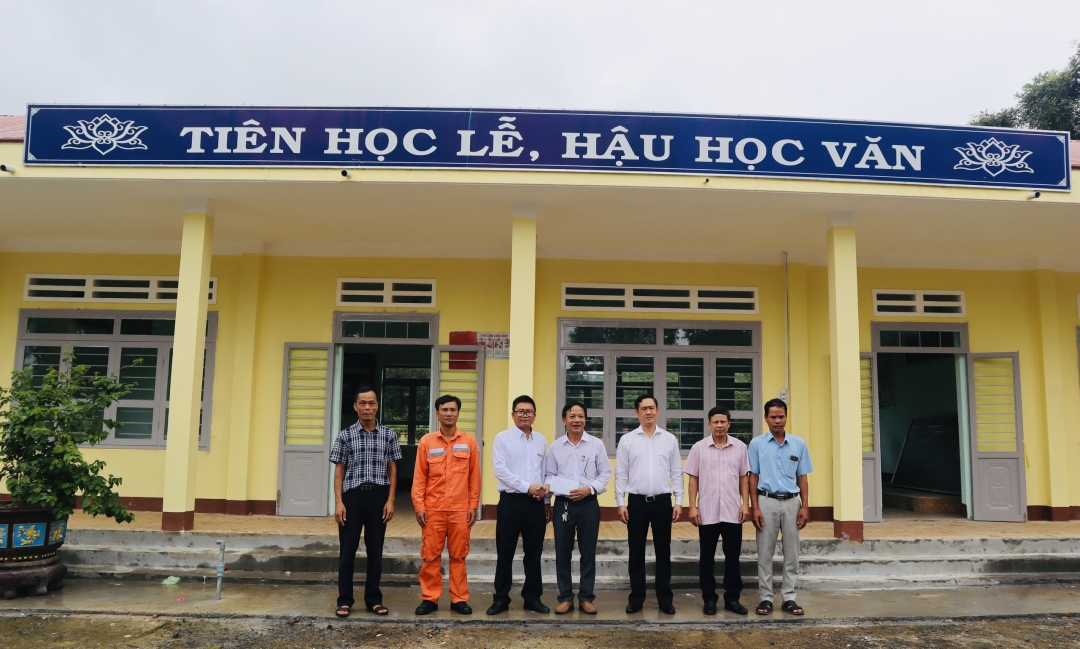 Đại diện lãnh đạo Công ty Thuỷ điện Buôn Kuốp bàn giao công trình sửa chữa phòng học tại Trường Tiểu học Nơ Trang Lơng (xã Nam Ka, huyện Lắk).
