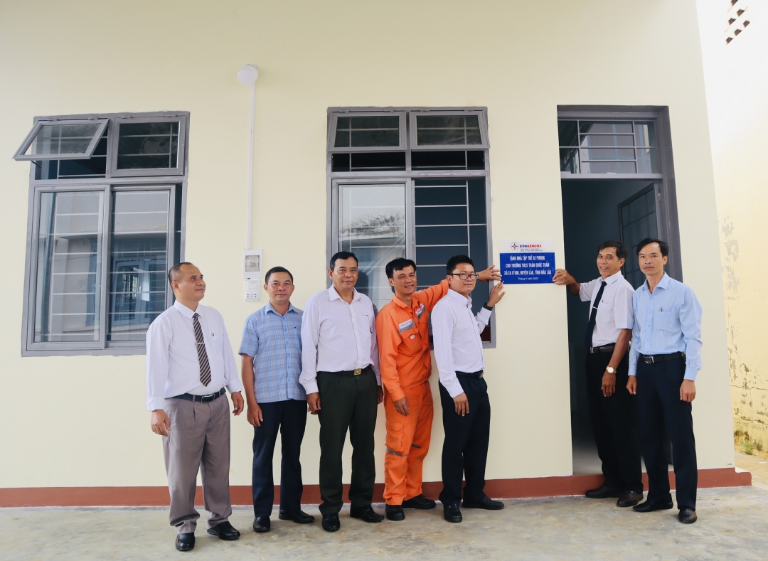 Ông Nguyễn Minh Tâm, Phó Giám đốc Công ty Thuỷ điện Buôn Kuốp trao nhà công vụ cho giáo viên Trường THCS Trần Quốc Toản (xã Ea R’bin, huyện Lắk).