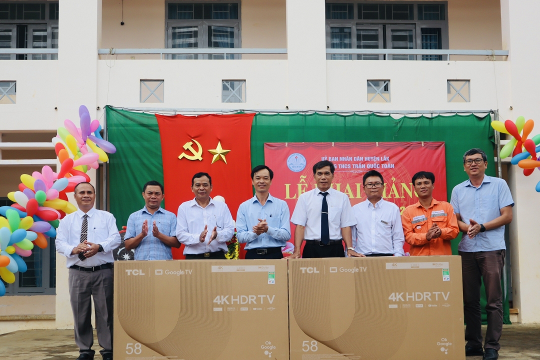 Đại diện lãnh đạo Công ty Thuỷ điện Buôn Kuốp trao tặng tivi cho Trường THCS Trần Quốc Toản (xã Ea R’bin, huyện Lắk).