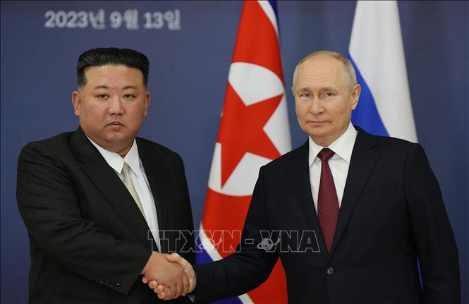 Tổng thống Nga Vladimir Putin (phải) trong cuộc gặp Chủ tịch Triều Tiên Kim Jong-un tại sân bay vũ trụ Vostochny, tỉnh Amur thuộc vùng Viễn Đông Nga ngày 13/9/2023. Ảnh: AFP/TTXVN