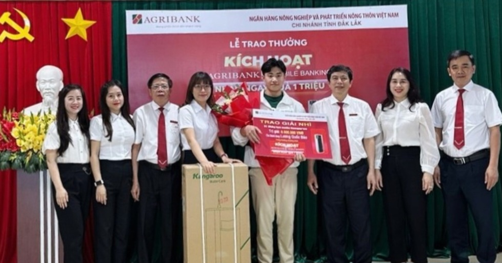 Agribank Đắk Lắk trao giải cho khách hàng trúng thưởng trong một chương trình khuyến mại liên quan đến dịch vụ E-MobileBanking của Agribank. 