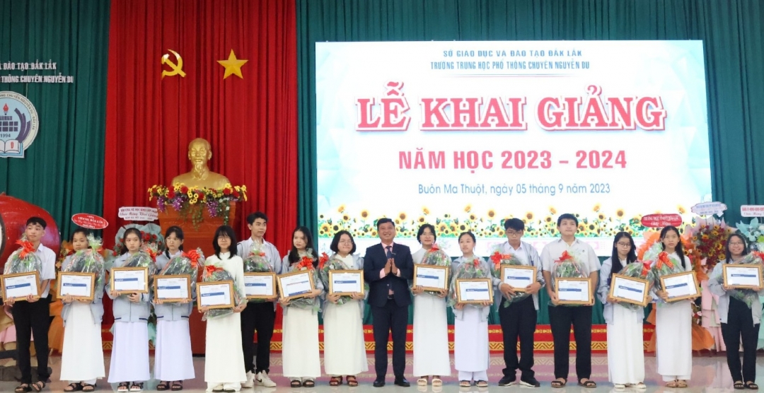 Giám đốc Sacombank Đắk Lắk Nguyễn Phạm Đình Vinh trao học bổng cho học sinh