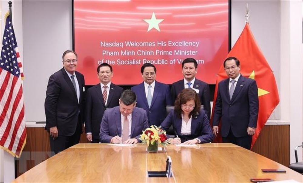 Thủ tướng Phạm Minh Chính và Phó Chủ tịch Tập đoàn Nasdaq Robert H.McCooey Jr chứng kiến ký kết Ý định thư hợp tác giữa Nasdaq với Uỷ ban Chứng khoán Nhà nước Việt Nam. (Ảnh: Dương Giang/TTXVN