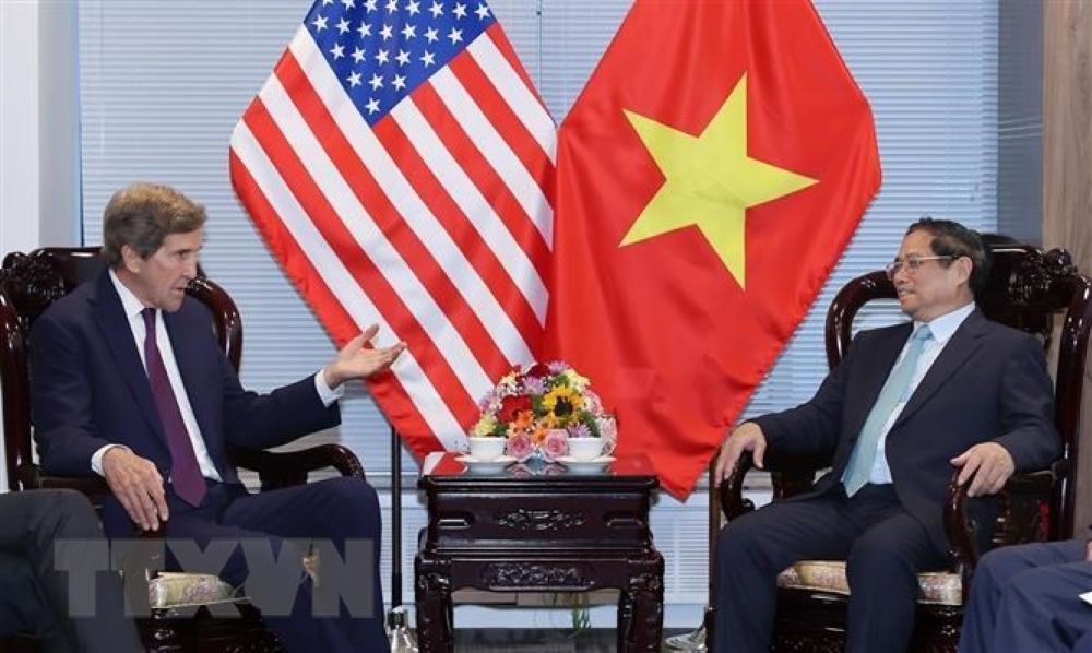Thủ tướng Phạm Minh Chính tiếp Đặc phái viên của Tổng thống Hoa Kỳ về khí hậu John Kerry. (Ảnh: Dương Giang/TTXVN