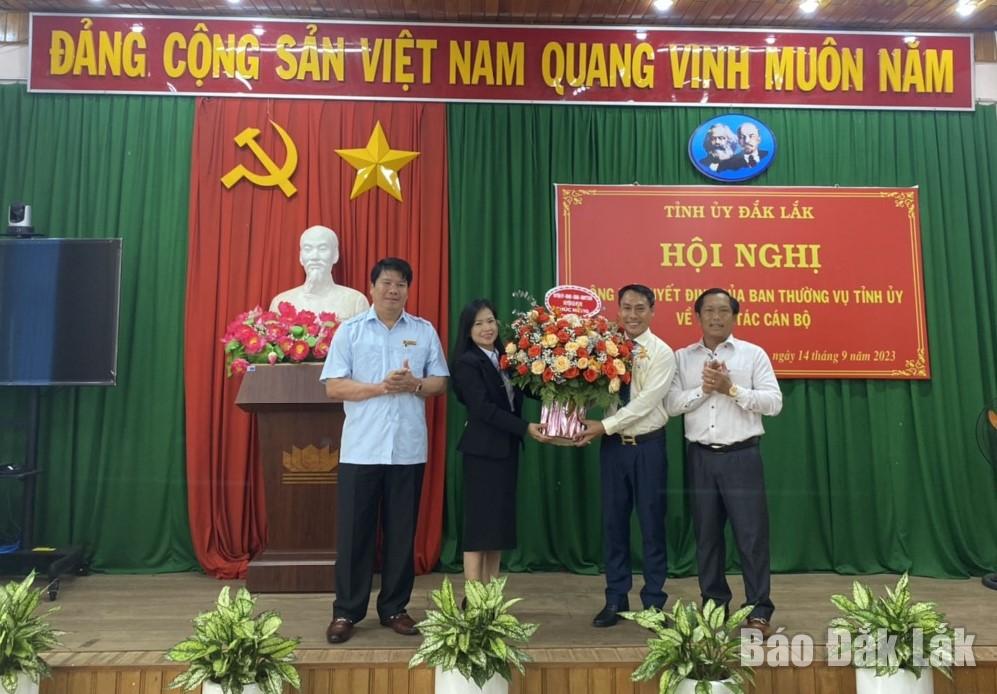 Các đồng chí trong Ban Thường vụ Huyện ủy Ea Hleo tặng hoa chú mừng.