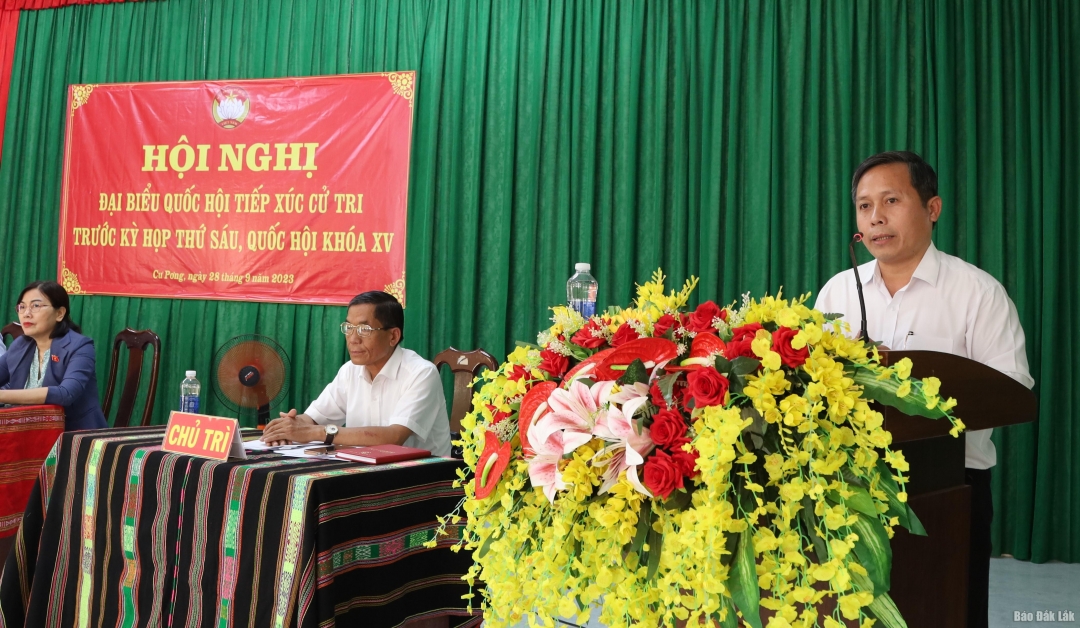 Phó Bí thư Huyện ủy, Chủ tịch UBND huyện Krông Búk phát biểu trả lời ý kiến cử tri.