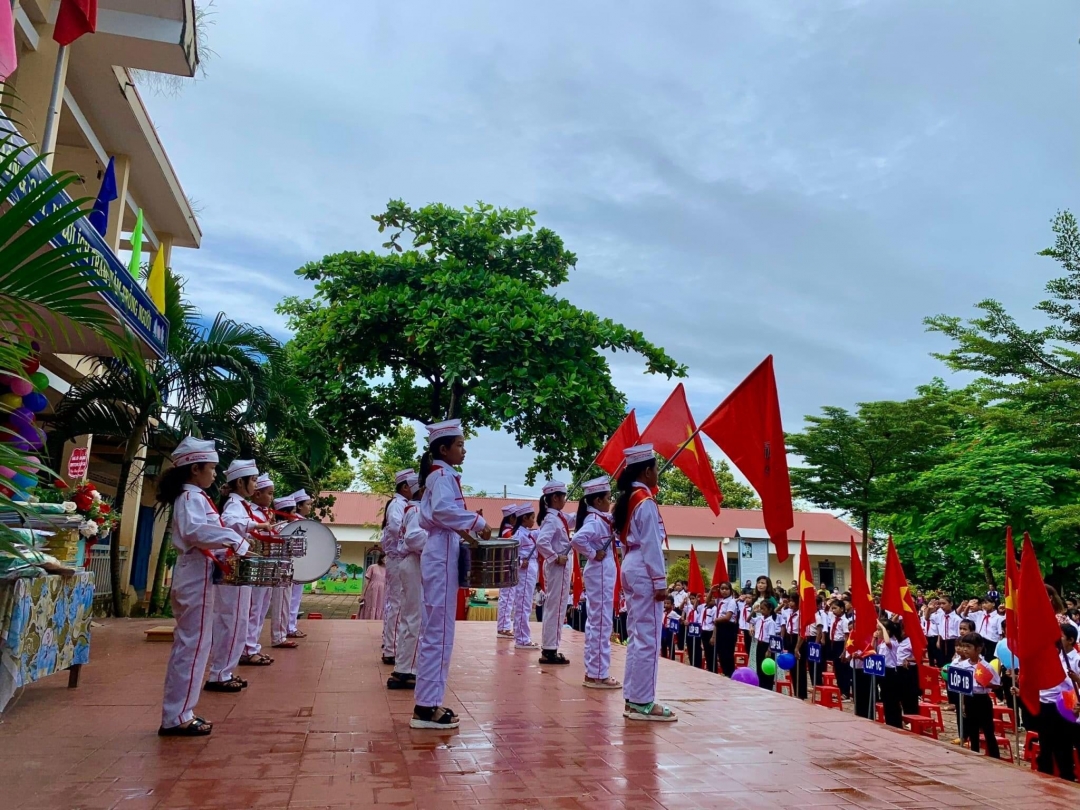 Thầy trò Trường Tiểu học Ama Trang Lơng (xã Cư Mgar) đón chào năm học mới.