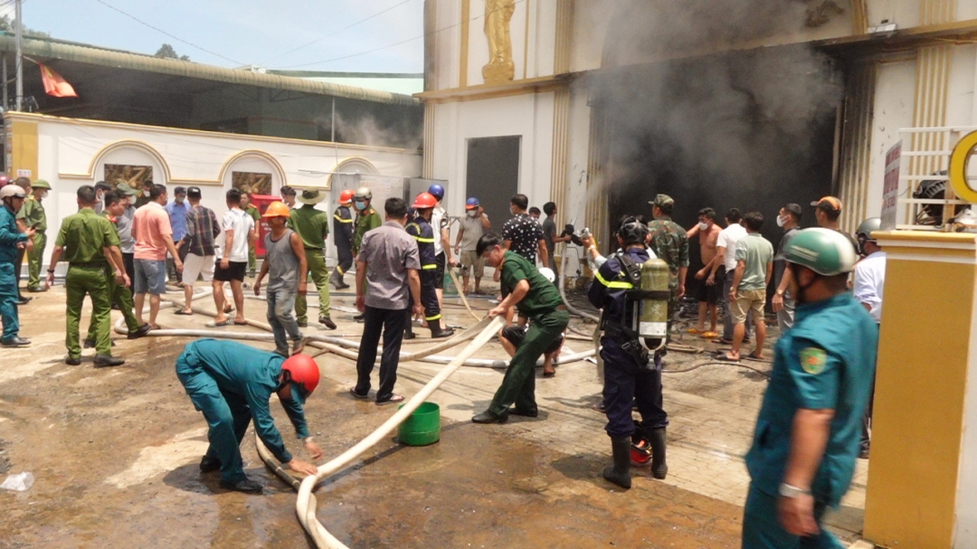 Cảnh sát Phòng cháy chữa cháy và cứu nạn cứu hộ cùng các lực lượng tại địa phương tích cực tham gia khống chế vụ hỏa hoạn.