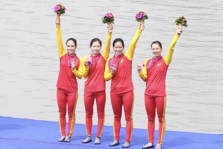 Các cô gái tuyển rowing đem về huy chương đồng đầu tiên cho thể thao Việt Nam tại ASIAD 19. Ảnh: Đức Khuê