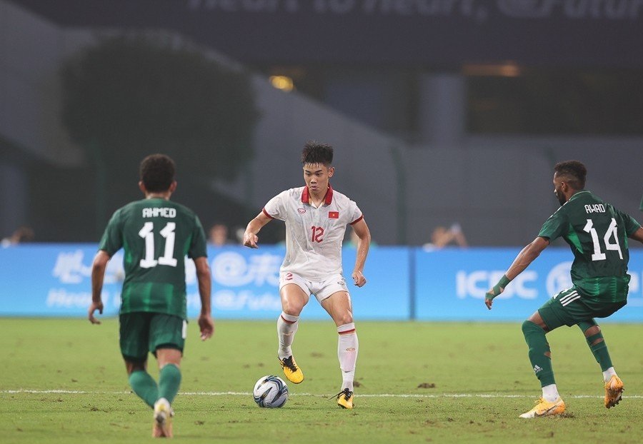 Sau thất bại 0-1 trước  trước Saudi Arabia, Đình Bắc (số 12) và các đồng đội dừng bước ở vòng bảng môn bóng đá nam, ASEAD 19.