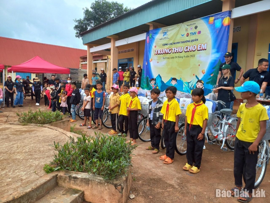 Học sinh nghèo vượt khó được tặng xe đạp đến trường.