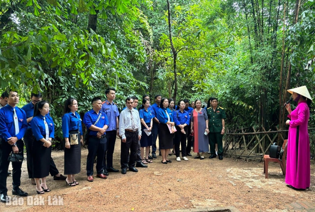 hăm Làng Hoàng Trù - quê ngoại và Làng Sen - quê nội của Bác Hồ.