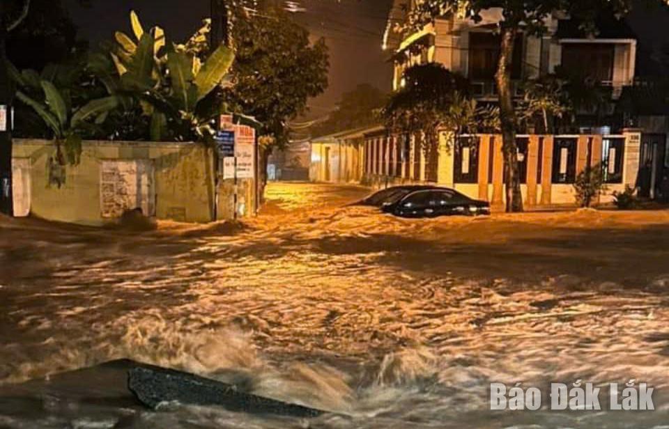 Một tuyến đường giao thông trên địa bàn xã Cư Êbur (TP. Buôn Ma Thuột) bị ngập nặng trong trận mưa đêm 17/9.