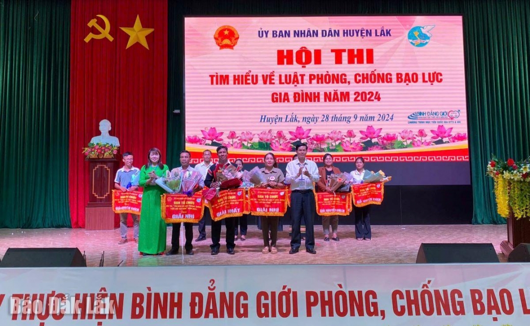 Ban tổ chức trao giải Nhất, Nhì, Ba cho đội thi. 