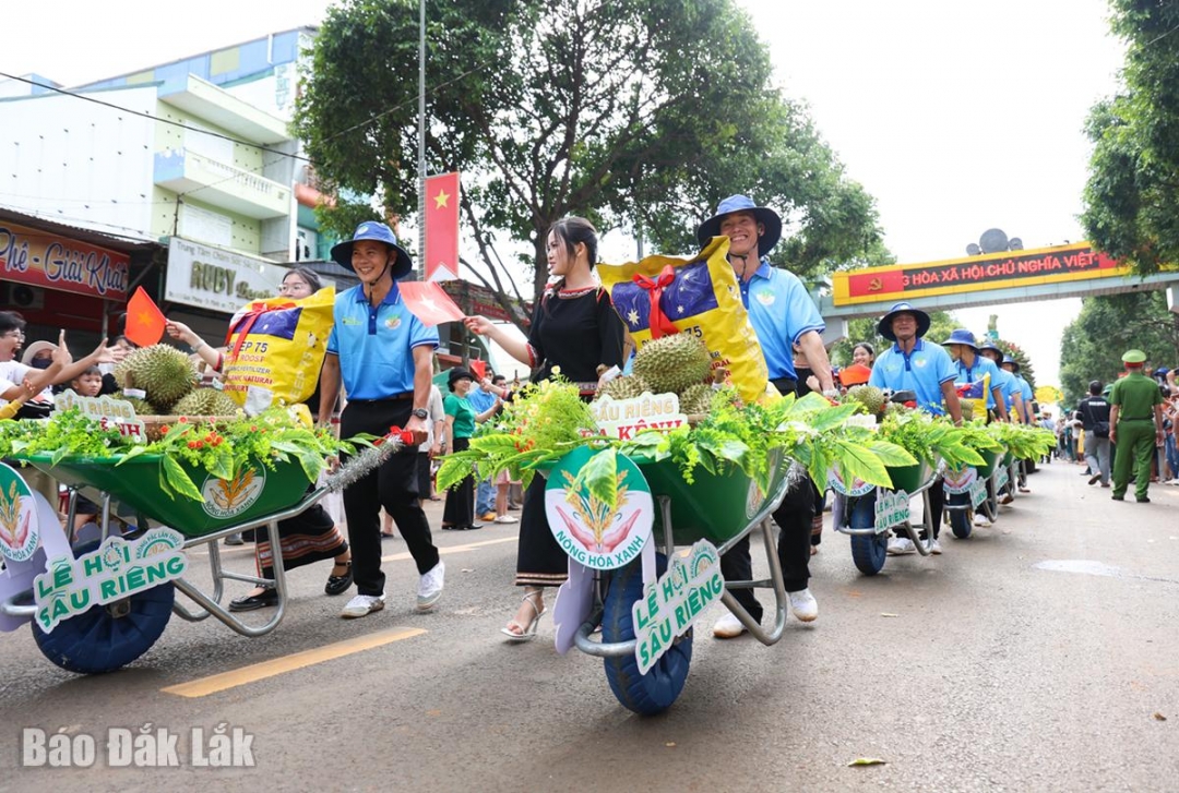 Những quả sầu riêng đẹp, ngon nhất được nông dân xã Ea Kênh mang vào ngày hội.