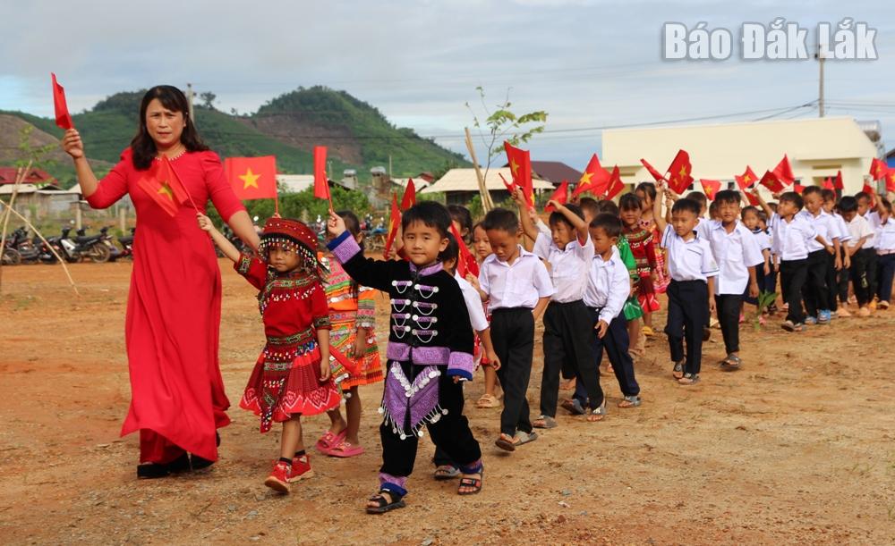 Các em học sinh lớp 1 hân hoan trong ngày khai giảng.