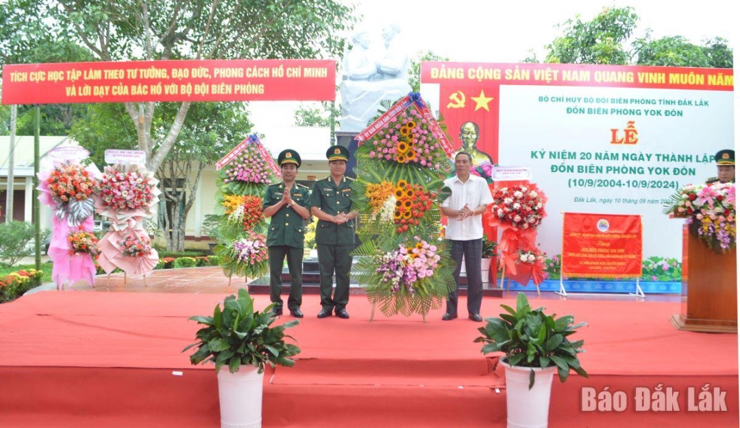 2.	Phó Chủ tịch UBND tỉnh Võ Văn Cảnh tặng hoa chúc mừng cán bộ, chiến sĩ Đồn Biên phòng Yok Đôn. 