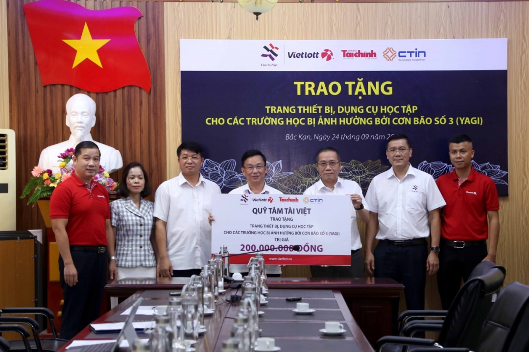 Hội đồng quản lý Quỹ Tâm Tài Việt trao 200 triệu đồng hỗ trợ tỉnh Bắc Kạn khắc phục khó khăn do hoàn lưu bão số 3 gây ra. Ảnh: Đức Minh