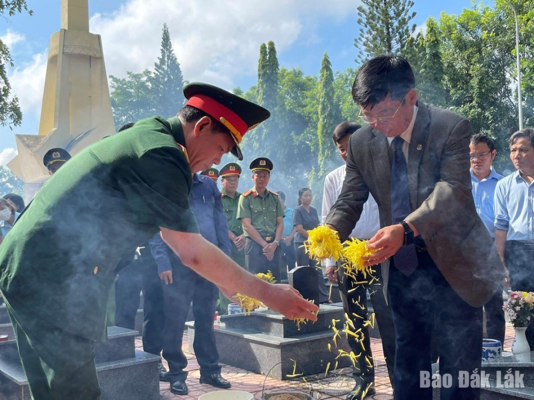 Các đại biểu tiễn anh hùng liệt sĩ về nơi an nghỉ cuối cùng.