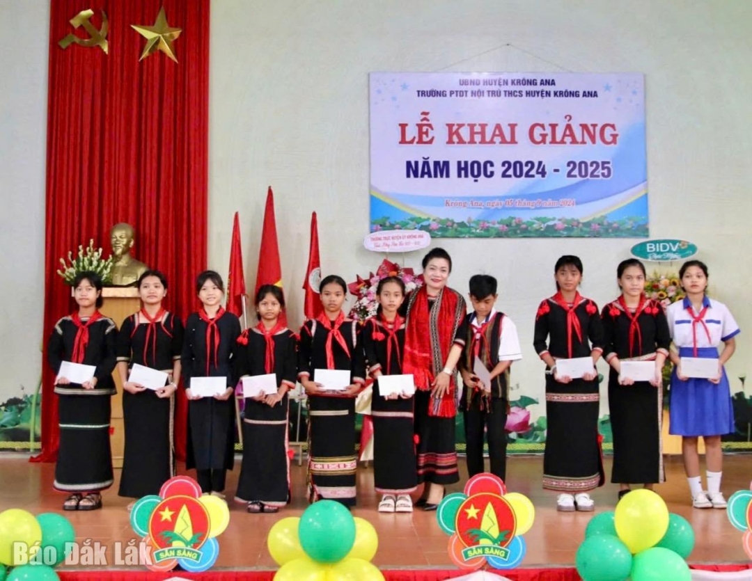 Bí thư Huyện uỷ H Yâo Knul tặng quà 