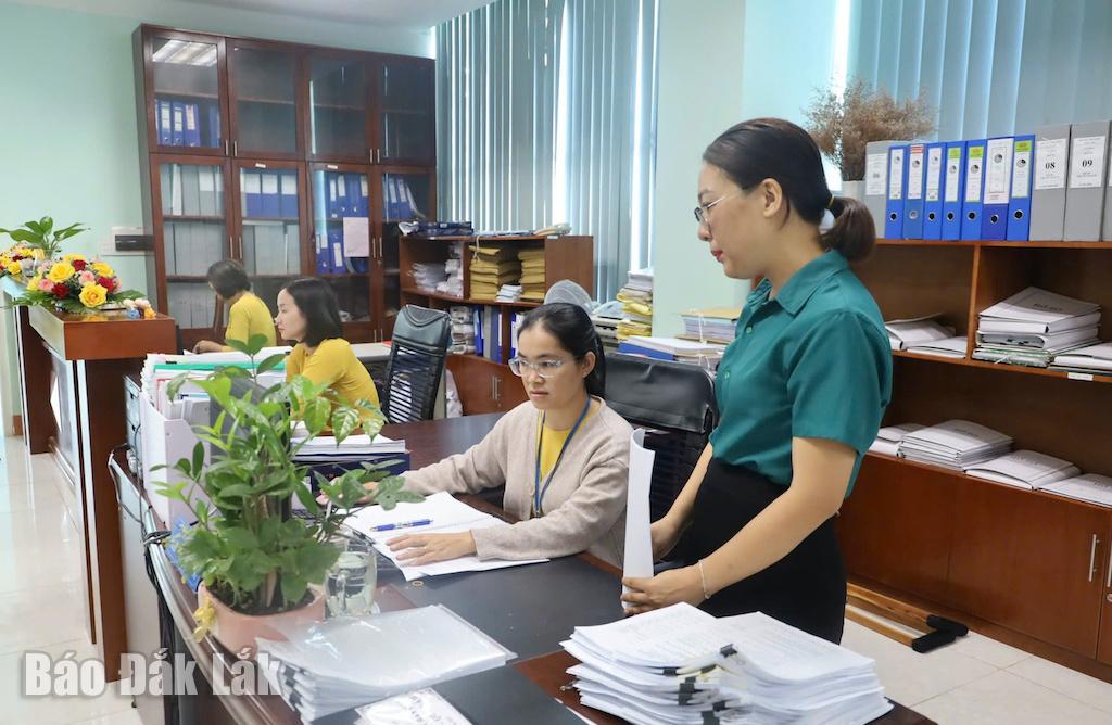 Thành viên Đoàn kiểm tra tiến hành kiểm tra lĩnh vực cải cách thể chế tại Kho bạc Nhà nước tỉnh.