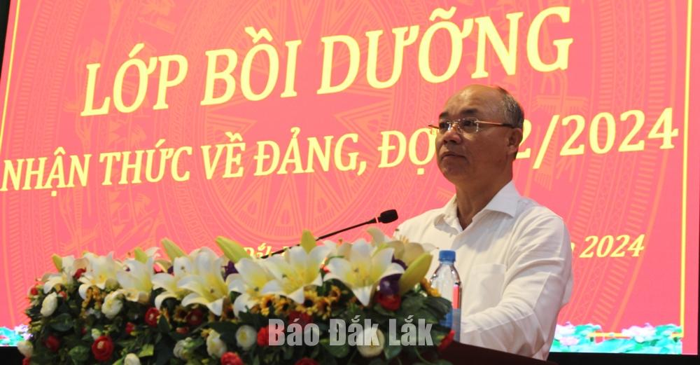 Bí thư Đảng ủy Khối các cơ quan và doanh nghiệp tỉnh Trương Công Thái phát biểu khai mạc lớp bồi dưỡng.