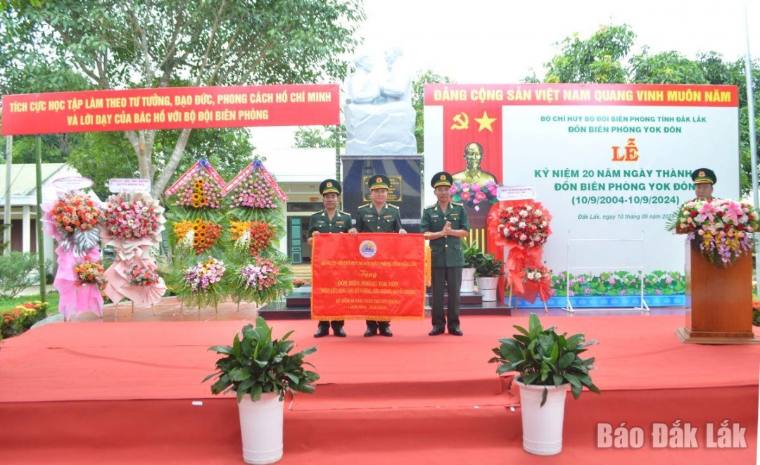 4.	Lãnh đạo Bộ Chỉ huy BĐBP tỉnh trao bức trướng tặng Đồn Biên phòng Yok Đôn.