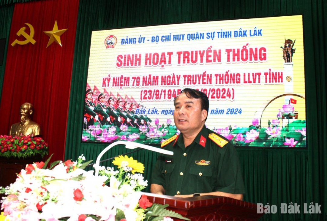 Đại tá Trần Minh Trọng, Chính ủy Bộ Chỉ huy Quân sự tỉnh phát biểu tại chương trình.